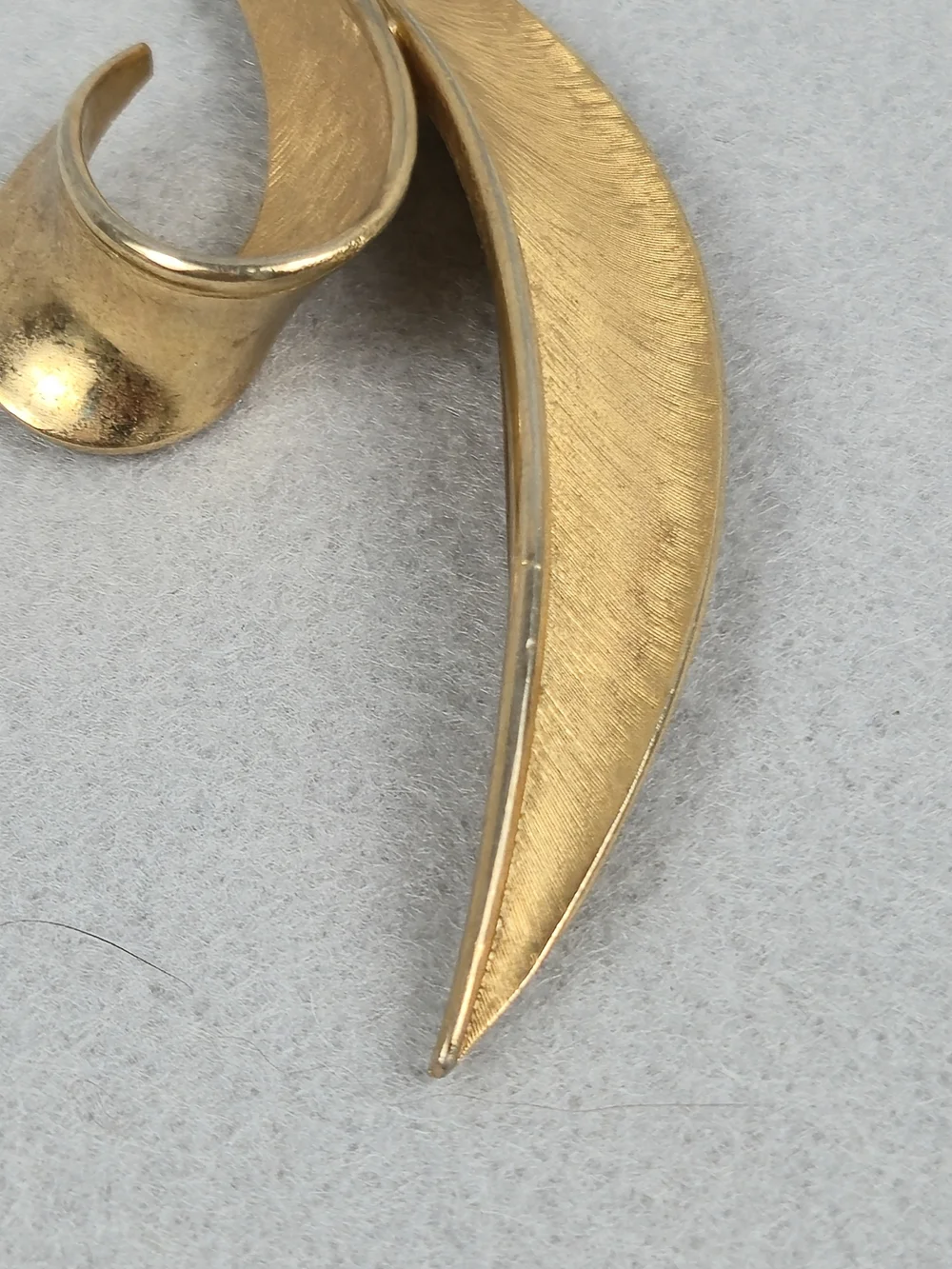 Vintage Crown Trifari Gold Tone Sculpted Leaf Pin Brooch